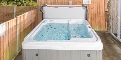 Listing image hot tub