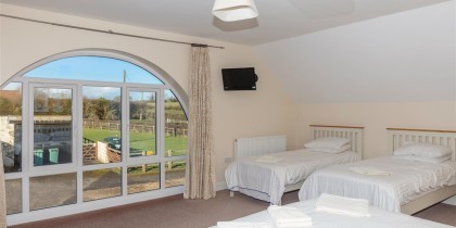 Listing image bedroom