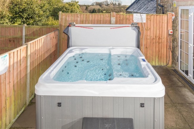 Listing image hot tub
