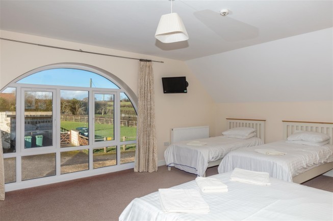 Listing image bedroom