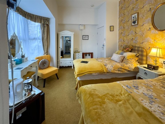 Listing image bedroom