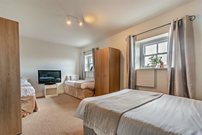 Listing image bedroom